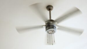 a ceiling fan rotating on the ceiling of the room